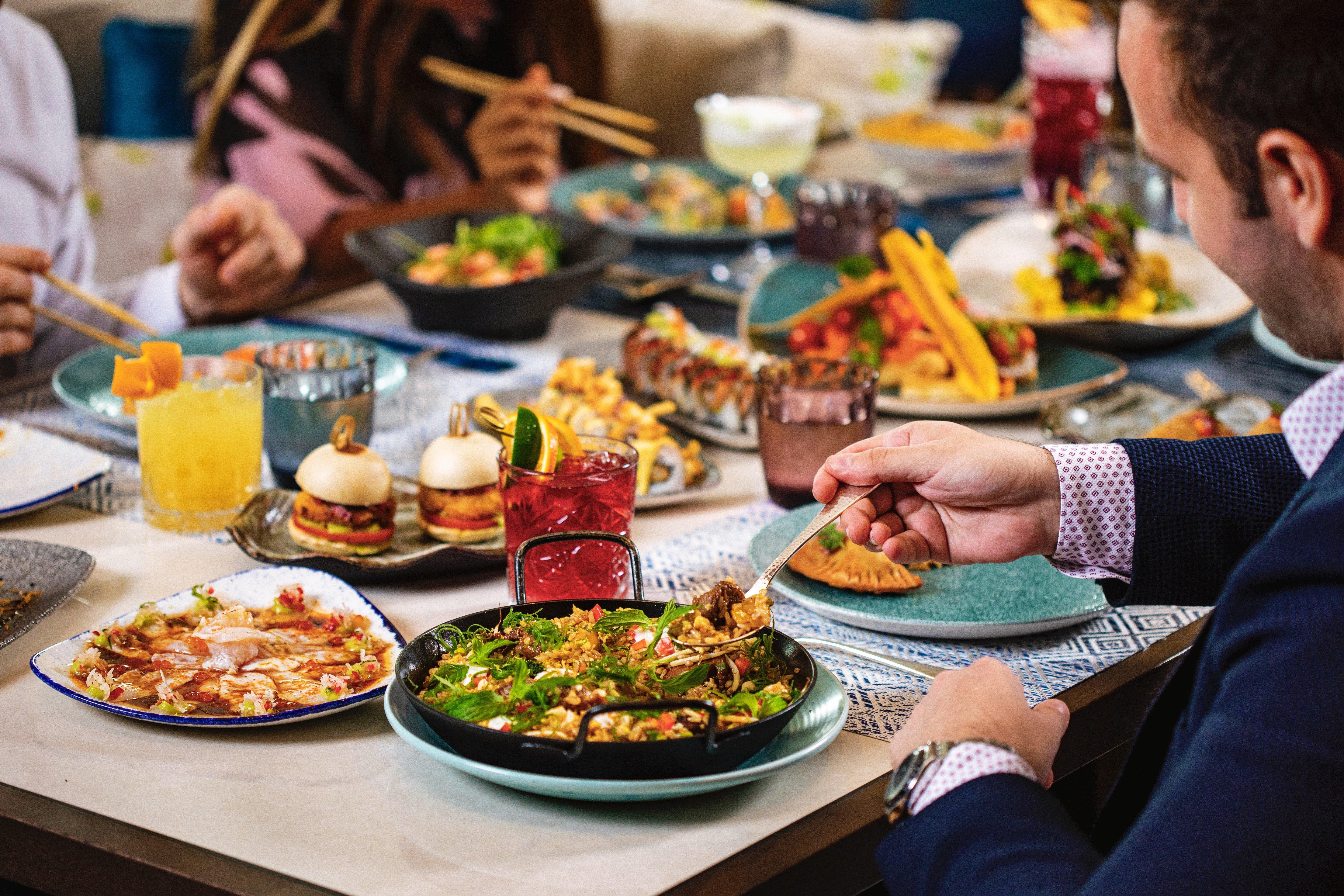 Intercontinental Doha Beach & Spa By Ihg Esterno foto A meal at a restaurant