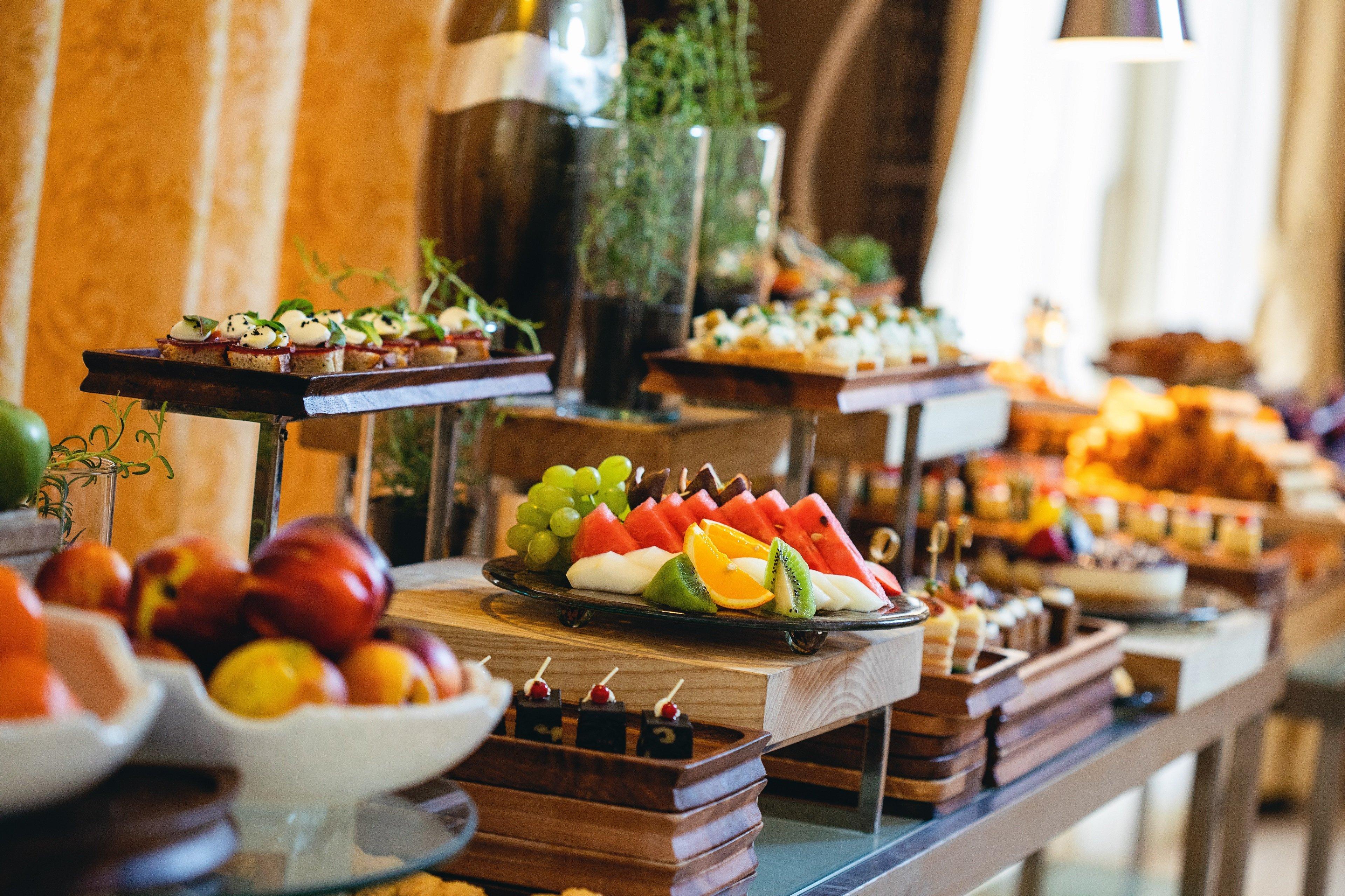 Intercontinental Doha Beach & Spa By Ihg Esterno foto A buffet at a hotel