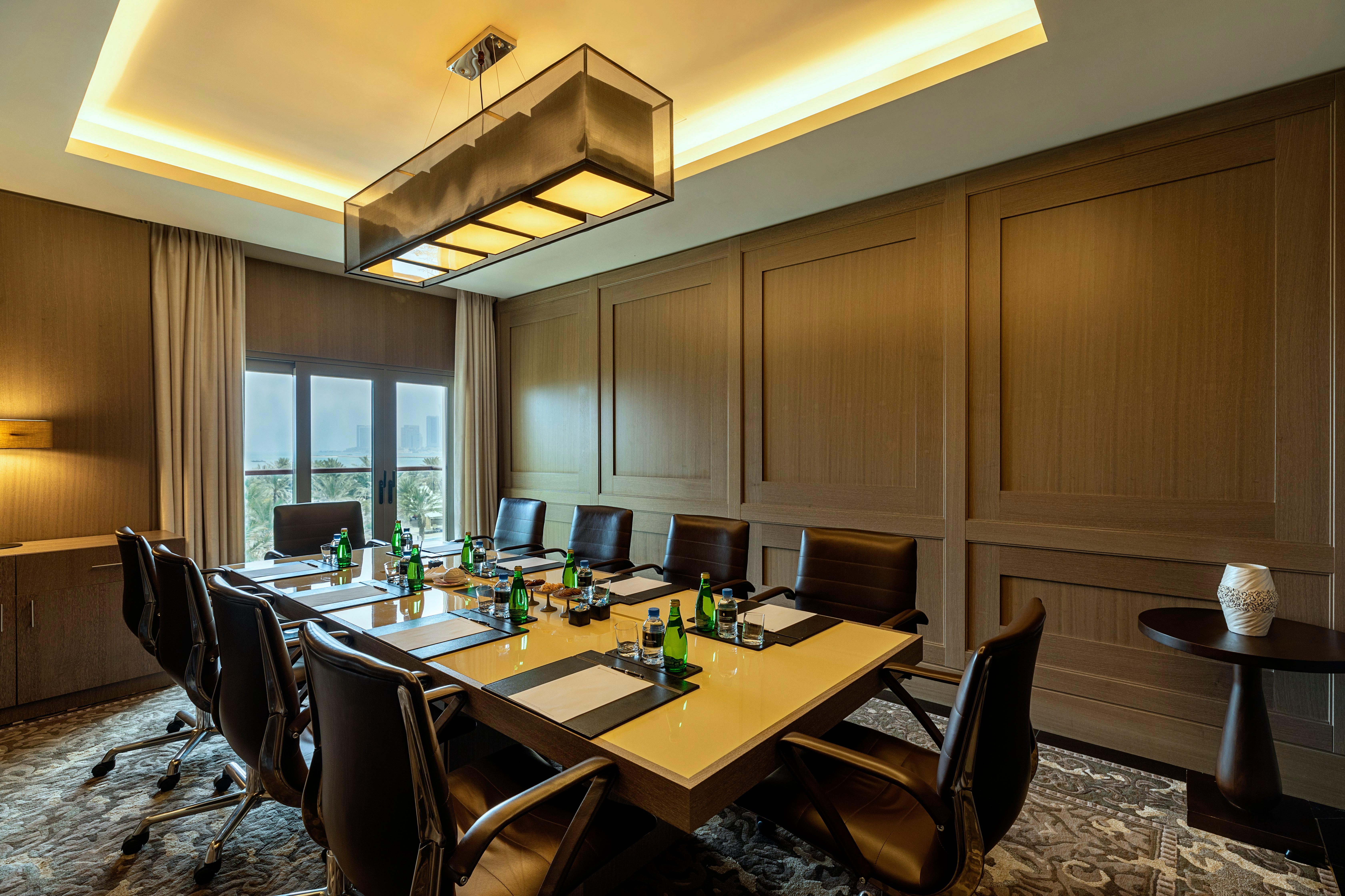 Intercontinental Doha Beach & Spa By Ihg Esterno foto Meeting room at the hotel