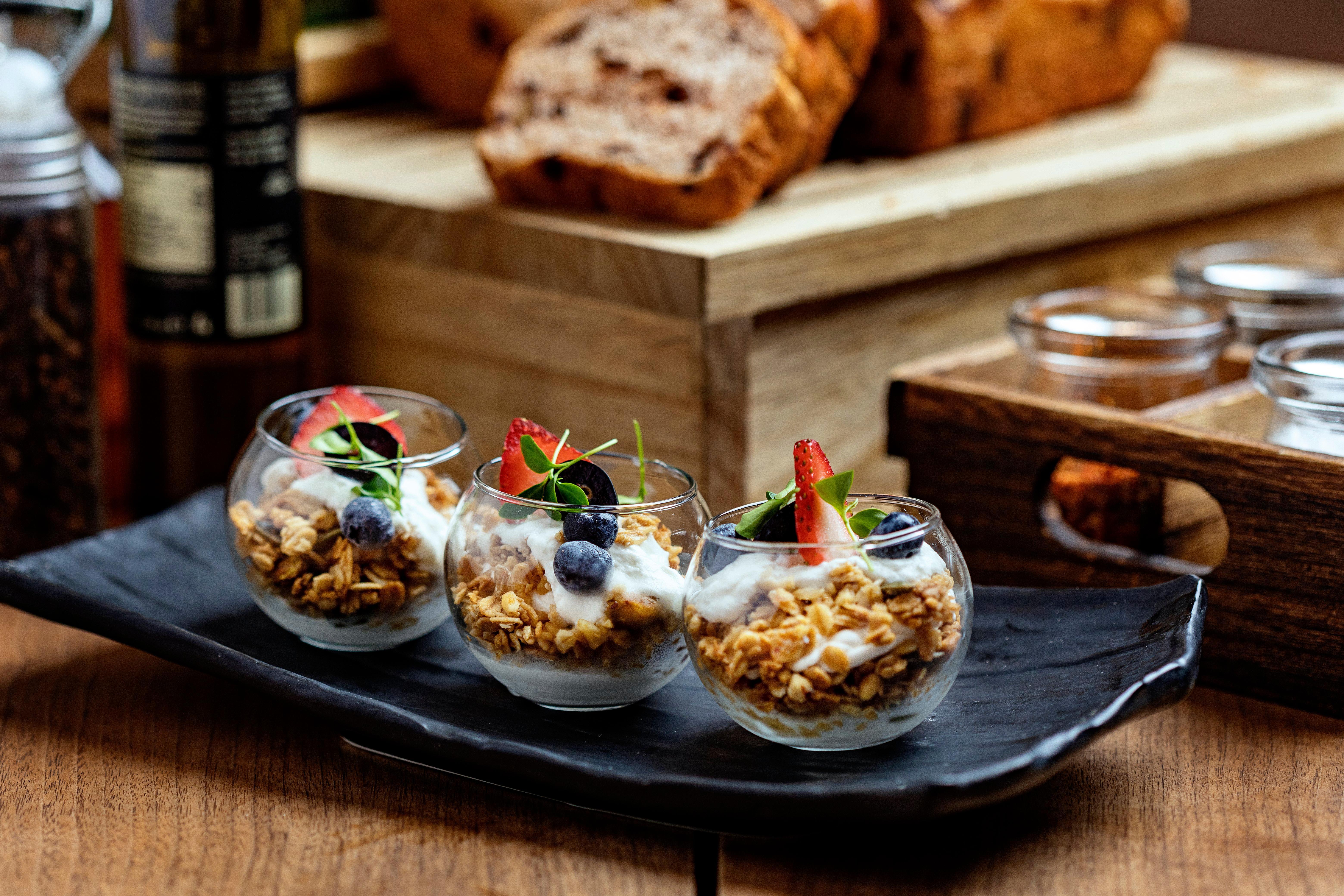 Intercontinental Doha Beach & Spa By Ihg Esterno foto Granola with yogurt and fruit