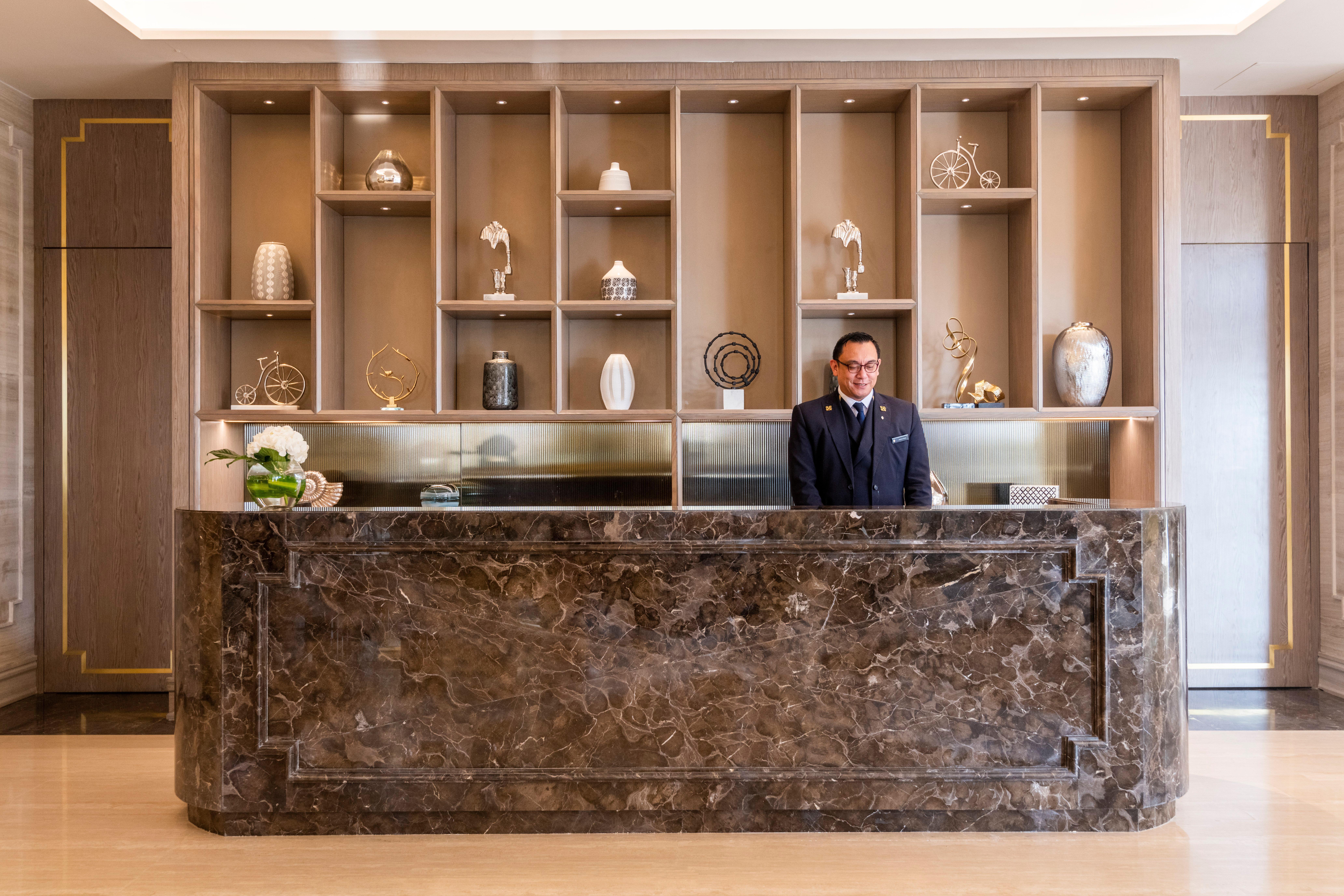 Intercontinental Doha Beach & Spa By Ihg Esterno foto Concierge at the front desk of a hotel