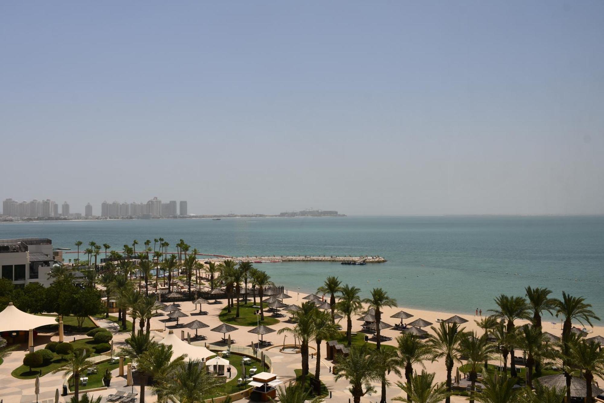 Intercontinental Doha Beach & Spa By Ihg Esterno foto The beach at the Ritz-Carlton, Doha