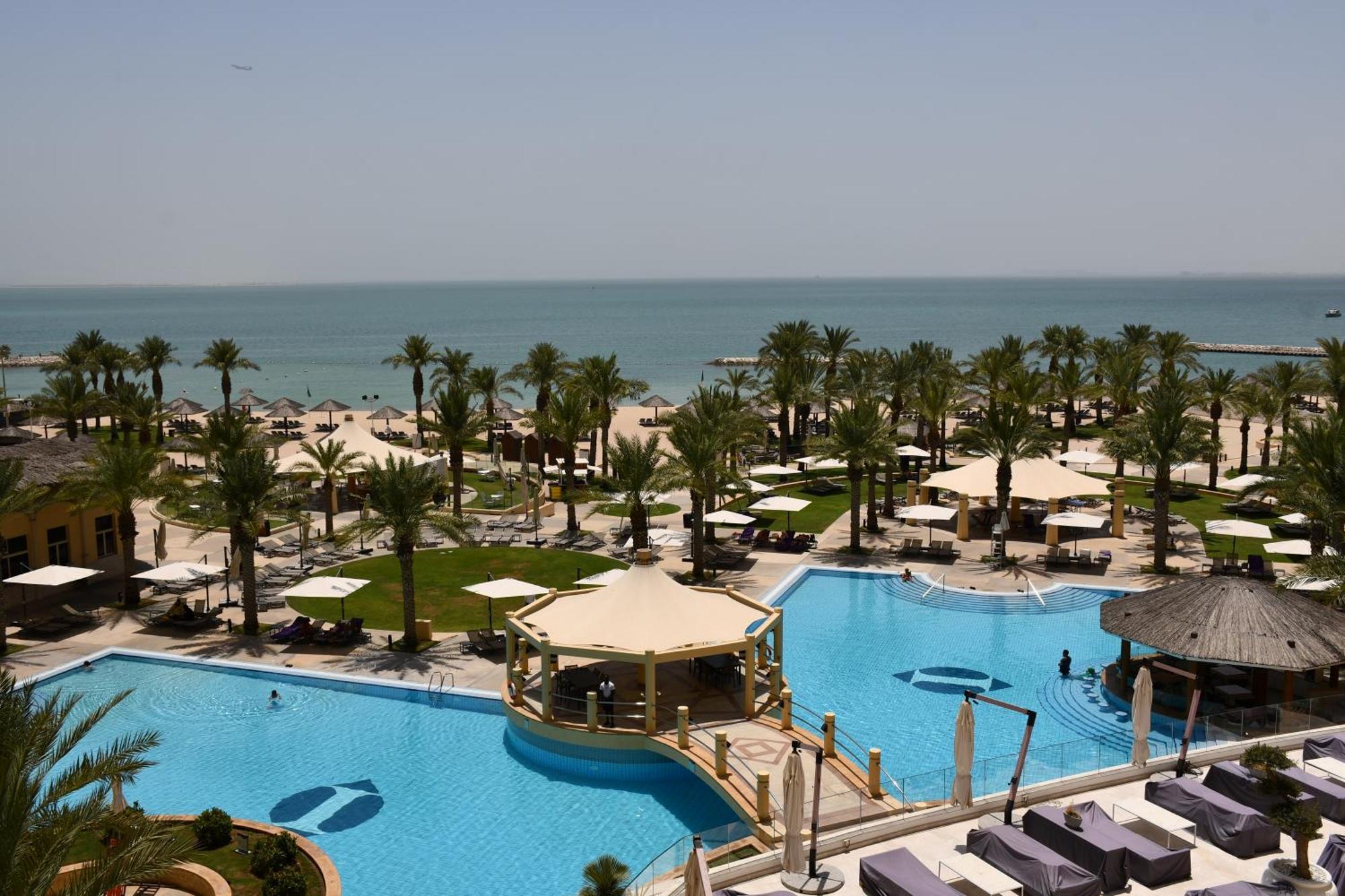 Intercontinental Doha Beach & Spa By Ihg Esterno foto The pool at the Royal Beach Palace